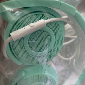 On Ear Headphones w/ Microphone, lightweight, Foldable Headsets with Stereo Bass